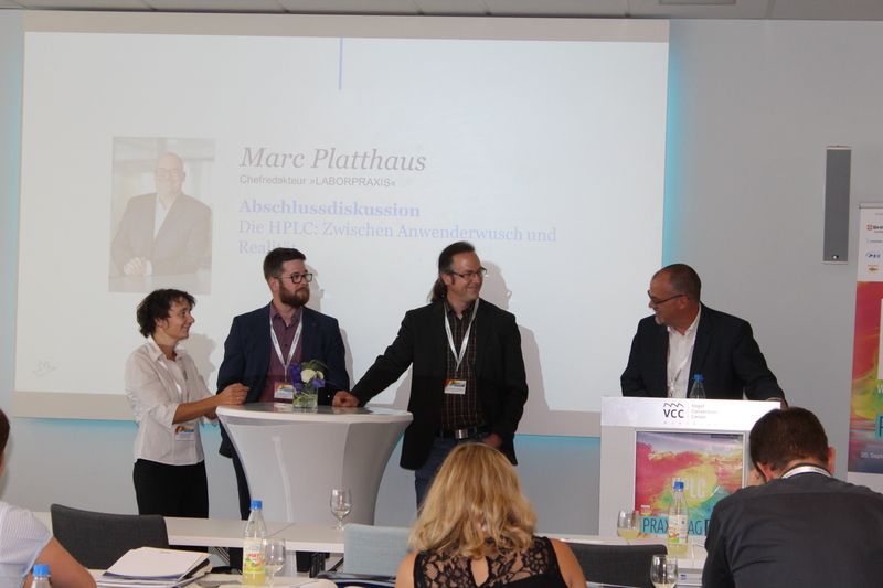 Zum Abschluss des Praxistages bittet LP-Chefredakteur Marc Platthaus noch einmal Dr. Kerstin Hermuth-Kleinschmidt, Dr. Stefan Vosskötter und Keynote-Speaker Dr. Thorsten Teutenberg nach zu einer Abschlussdiskussion vorn. (Bild: LABORPRAXIS)