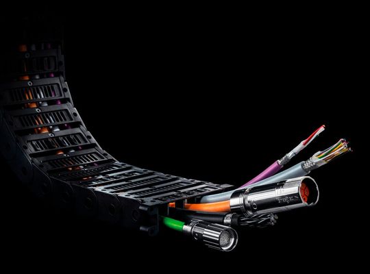 Mit dem Heluchain System zeigt Helukabel auf der SPS eine innovative Systemlösung für lineare Bewegungsanwendungen in Maschinen- und Anlagenbau und Automation. (Bild:  Helukabel)