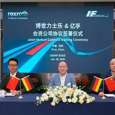 Feierliche Unterzeichung eines Joint Venture zwischen Bosch Rexroth und Xi'an IF Intelligent Equipment in China. Damit werde der Weg für elektromagnetische Aktuatoren für „Off Highway“-Fahrzeuge freigemacht. Hier mehr dazu ... (Bild: Bosch Rexroth)