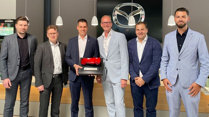 (v. l.) Die drei Mazda-Deutschland-Vertreter Stephan Enke, Distrikt Manager, Tilo Tanski, Regional Manager, und Felix Gebhart, Vertriebsdirektor, freuten sich mit dem Team des Autohauses Gotthard König, dem geschäftsführenden Gesellschafter Dirk Steeger, Geschäftsführer Roman Kerber und Mazda-Brandmanager Marco Lehmann. (Bild: Gotthard König)