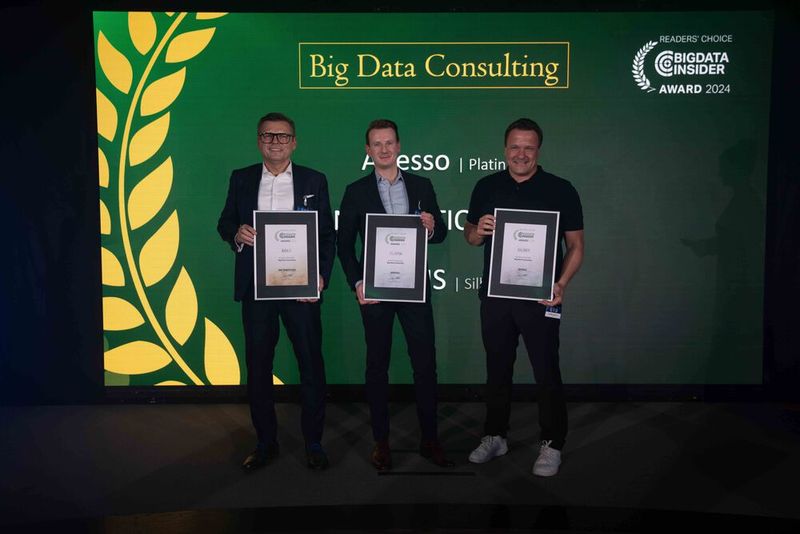 In der Kategorie Big Data Consulting gewinnt QUNIS Silber. Den Preis nimmt Steffen Vierkorn entgegen (rechts im Bild). Gold gewinnt INFOMOTION, vertreten durch Waldemar Kalisch (links). In der Mitte freut sich Christian Mertens von adesso über den Preis in Platin. (Bild: Manuel Emme Fotografie)