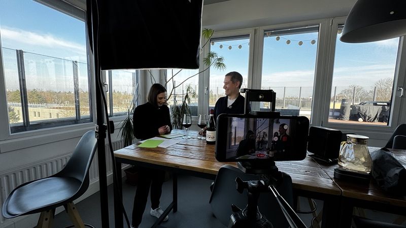 Melanie Ehrhardt (left) and Ingemar Bühler (right) during the recording of “WINe O’Clock”: A Circular Economy Straight from the Drawing Board?(Bild:  PlastXNow/sl)