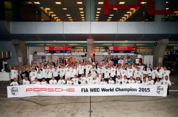 Das Porsche-Team der FIA Langstrecken-Weltmeisterschaft 2015 (Bild: Porsche)