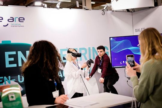 Die 17. Zuliefermesse FMB ist vor Kurzem in Bad Salzuflen zu Ende gegangen. Die Veranstaltung, heißt es, kam in Zeiten angespannter Lieferketten gerade recht. Doch nicht nur Physisches hilft Unternehmen heute, weshalb sich die Messe auch mit der Digitalisierung beschäftigt, wie hier.(Bild:  Easyfairs)