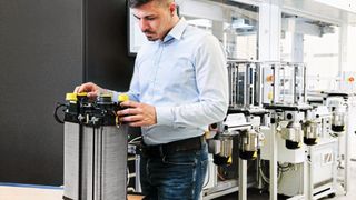 Brennstoffzellenstack: EKPO Fuel Cell Technologies ist ein führendes Joint Venture im Bereich der Entwicklung und Großserienproduktion von Brennstoffzellenstacks zur CO2-neutralen Mobilität. Das Unternehmen agiert als Full-Service-Supplier für Brennstoffzellenstacks und Komponenten, die in PKWs, leichten Nutzfahrzeugen, LKWs, Bussen, aber auch in der Zug- und Schifffahrt Anwendung finden.  (©elringklinger.de)