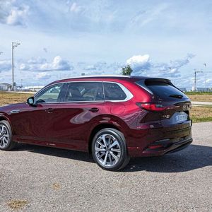 Erhältlich ist der CX-80 ausschließlich mit Allradantrieb. Ein Kaufargument für Pferdeliebhaber und Wohnmobilisten dürften die 2.500 Kilogramm Zuglast sein. Zudem erleichtern Assistenzsysteme das Ankoppeln von Anhängern.(Bild:  Mauritz – VCG)