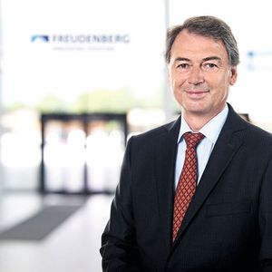 Dieter Schäfer (Bild), langjähriger COO bei Freudenberg Sealing Technologies, tritt ab dem 30. Juni 2019 in den Ruhestand. Die Geschäftsführung setzt sich dann zusammen aus dem CEO Claus Möhlenkamp, dem CFO Ludger Neuwinger-Heimes und dem CTO Theodore Duclos, der auch die Aufgaben von Schäfer mit übernimmt. 
