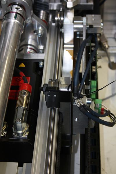 Detailansicht der senkrechten Verfahrachse (Z-Achse) in den Apotheken-Automatisierungssystemen von Rowa; die Z-Achsenführung (Laufrollenführung) besteht jeweils aus einer (verschieden langen) Tragschiene LFS86-C, den Profillaufrollen LFR5201-10-2C sowie den Bolzen LFE12-1/LFZ12 und der Schmier- und Abstreifeinheiten AB.W10 (Bild: Schaeffler)