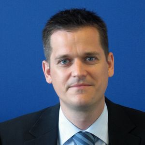 „Der Laser ist ein Wegbereiter der Miniaturisierung und ermöglicht mit minimalen Fokusdurchmessern ganz neue Produktgestaltungen“, sagt Dr. Alexander Knitsch, Vertriebsbereichsleiter bei der Trumpf Laser- und Systemtechnik GmbH.  Bild: Trumpf
