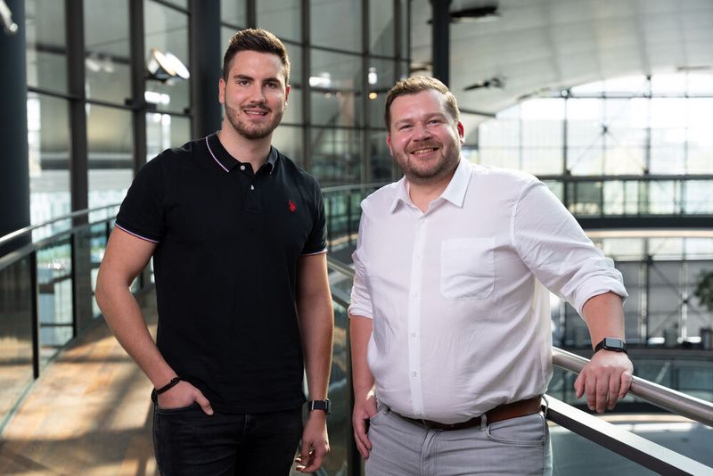 Nico Münchmeier (l., sysob IT-Service u. Support GmbH) mit seinem zuständigen Channel Account Manager Patrick Weinoch (Aagon GmbH) (Bild: Aagon GmbH)