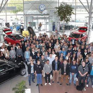 Die Zukunft im Blick haben die neuen Azubis der Autohaus Wolfsburg Hotz und Heitmann Gruppe.
