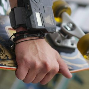 Der Armband-Controller  mit Ortungsgerät, AirLeash, wurde komplett mit der Stratasys Multimaterialtechnologie, aus einer Kombination von festen und flexiblen Materialien in einem einzigen 3D-Druckvorgang  hergestellt.
