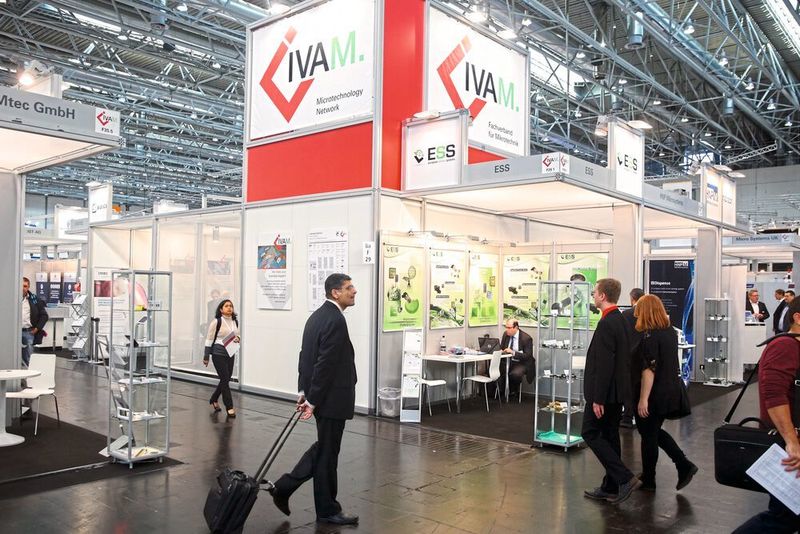 Der vom IVAM Fachverband für Mikrotechnik initiierte Marktplatz „Hightech for Medical Devices“ in Halle 8a ist mit 55 Ausstellern der größte Gemeinschaftsstand der Compamed. (Messe Düsseldorf / ctillmann)
