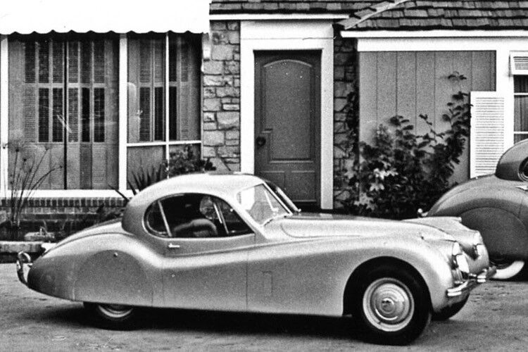 Platz 15: Jaguar XK 120 Coupe 1951. Das XK 120 Fixed Head Coupé sollte die Reichen und Schönen rund um den Globus begeistern. Dies mit Stil, Speed (der offene XK 120 trug bereits den Titel des schnellsten Sportwagens der Welt) und exorbitanten Preisen. 19.000 Mark kostete der Zweitürer, vergleichbar mit dem staatstragenden „Adenauer-Mercedes“ vom Typ 300. (Foto: Jaguar)