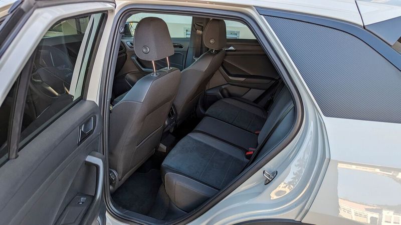 Auch in der zweiten Reihe sind die Sitze bequem und langstreckentauglich. Allerdings steht nicht besonders viel Knieraum zur Verfügung. (Bild: Rosenow – VCG)