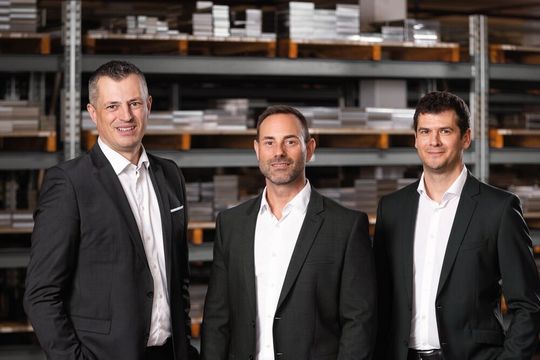 Das ist das neue „Kleeblatt“, dass die Führung bei Meusburger in Wolfurt übernimmt! Von links: Simon Köb, Leiter des Bereichs Vertrieb und Marketing, der neue CEO, Stefan Kraxner, und Tobias Fuchs, der die Bereiche Finanzen und zentrale Funktionen verantwortet.(Bild:  Meusburger / Studio Fasching)
