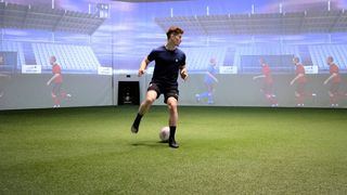Der vordere Fußballprofi ist echt, die anderen nur virtuell. So sieht es aus, wenn ein Fußballspieler in der interaktiven Skills.lab Arena von Anton Paar Sportstec sein Können beweisen will oder muss. Ein Geheimnis sind steckt in der richtigen Kameratechnik. Was dahinter steckt, verrät der Beitrag... (Bild: Anton Paar Sportstec)