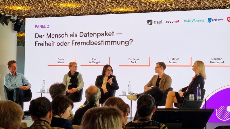 Um 14 Uhr ging es mit der zweiten Panel-Diskussion weiter: „Der Mensch als Datenpaket – Freiheit oder Fremdbestimmung?“ Der wissenschaftlicher Direktor des cyberintelligence.institute in Frankfurt am Main, Prof. Dr. Dennis-Kenji Kipker, war anders als geplant, nicht mehr an dieser Vortragsrunde beteiligt. Dafür diskutierten Daniel Niesler, Board Member bei FTAPI (v. l. ) mit Eva Wolfangel, Journalistin, Dr. Petra Bock und Dr. Ulrich Schmitt, Partner bei High-Tech Gründerfonds GmbH (HTGF).  (Bild: © Serina Sonsalla)