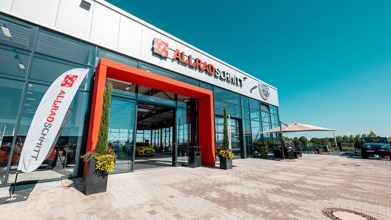 Die Eröffnung des neuen Autohauses hat sich aufgrund der Pandemie verzögert. (Bild: Allrad Schmitt)