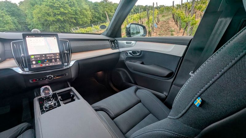 Die schwedischen Wurzeln des XC90 verdeutlicht unter anderem eine kleine Nationalflagge auf den Sitzen. (Bild: Mauritz – VCG)