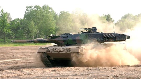 Rüsten wir vernünftig auf? Das bezweifelt ein Kieler Ökonom. Seiner Meinung nach hakt es an mehreren Stellen. Die geplanten rund 500 Milliarden sollten sinnvoller ausgegeben werden, als es jetzt geplant ist. So lege man den Fokus etwa zu stark auf ältere Systeme, wie den Leopard.(Bild:  Akademie der Bundeswehr)