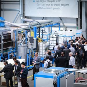 Um den Interzum-Besuchern auch praktische Impressionen zur Blockschaumanlage Jflex zu gönnen, organisierte Hennecke im eigenen Techcenter in Sankt Augustin, heißt es, ein ganz besonderes Schäum-Event.