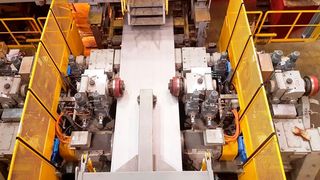 Die neu entwickelte Doppelkopf-Besäumschere der SMS Group hat vor Kurzem in Tscherepowez (Russland) bei PAO Severstal ihre Arbeit aufgenommen, wie es heißt. Sie modernisiere dort die Produktion und sorge nun für kontinuierlich besäumte Blechbänder in Rahmen einer bestehenden Beizlinie. (SMS Group)