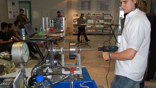 Student Lukas Derksen bei der Vorführung des hydraulischen Bremsenergie-Rückgewinnungs-Systems. Bild: Sonntag/Hochschule Niederrhein (Archiv: Vogel Business Media)