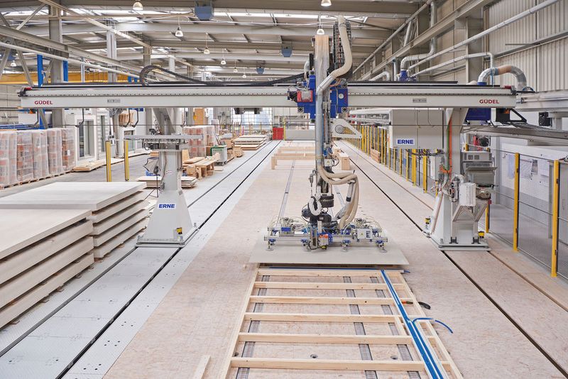 Güdel-Portal mit 53 Metern Länge und 12,4 Metern Breite und Sieben-Achs-­Roboter: Mit Hilfe des Portals lassen sich konstruktive Bauteile wie Wände, Decken und Fassaden herstellen. Die Anlage verarbeitet bis zu 48 Meter lange, 5,60 Meter breite und 1,40 Meter hohe Werkstücke. (katharinawernli / Schmalz)