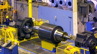 Die Dimensionen bei SMB sind schon beeindruckend: Blick auf eine Einbaustück-Wechselvorrichtung für Stützwalzen. (Bilder: SMB) (Archiv: Vogel Business Media)