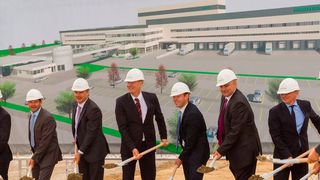 Spatenstich: Mit dem Projekt in Kitzingen realisiert SSI Schäfer eines der modernsten Logistikzentren Europas. (Wera Kutscha :craft: bildwerk)