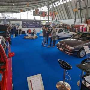 Schön: blauer Teppich und schöne Autos bei der Sonderschau „Lancia Thema/Kappa“; weniger schön: kein informatives Zusatzangebot und der Eindruck, dass Platz auf dieser Retro im Überfluss vorhanden war(Bild:  Dominsky – VCG)