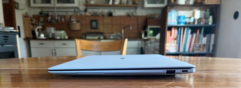 Auf der rechten Seite gibt es noch einen weiteren Thunderbolt-4-Port und eine zweite USB-A-Buchse. Eine Aussparung für ein Kensington-Schloss bietet das Expertbook nicht. (Bild: Vogel IT-Medien)