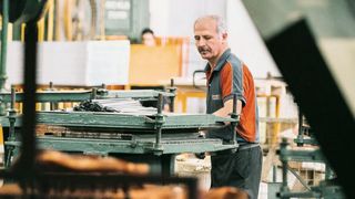 In kleinen und mittelständischen Unternehmen (KMU) beschränkt sich die Digitalisierung oft auf Insellösungen. Mit Cloud-Plattformen kann es einfacher sein als gedacht, den Weg zur intelligenten Fabrik zu ebnen. (Bild: Sam Moqadam/Unsplash)