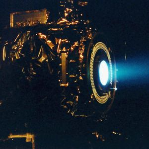 Ein Ionen-Triebwerk, das die NASA für die Raumsonde Deep Space 1 entwickelt hat.(NASA/JPL)