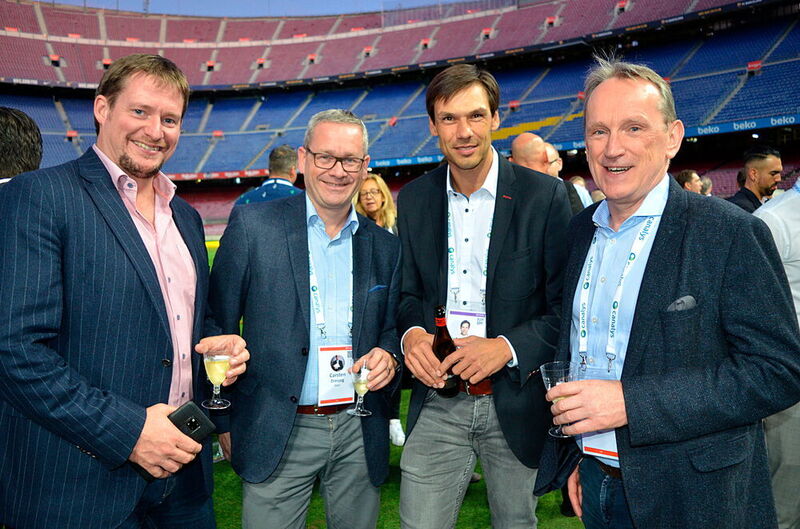 (v. l.) Robert Perenz und Carsten Dreissig (beide Acer) haben zusammen mit Andreas Ruhland (ALSO) und Wilfried Thom (Acer) ihren Spaß im Camp Nou Stadion. (Vogel IT-Medien GmbH)