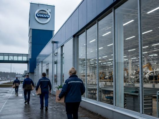 So ungefähr könnte es bald beim schwedischen Autohersteller Volvo aussehen! Denn das Management muss auf die derzeitige prekäre Lage reagieren, was rund 2.500 Stellen kosten kann ...(Bild:  KI-generiert)