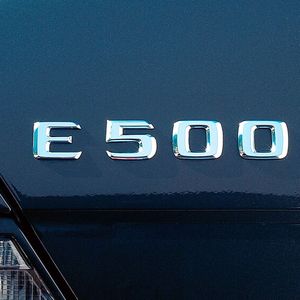 1993 benutzte Mercedes erstmals die Bezeichnung „E-Klasse“. Das „E“ steht für „Exklusivität“ und „Entscheider“.(Bild:  Mercedes-Benz)