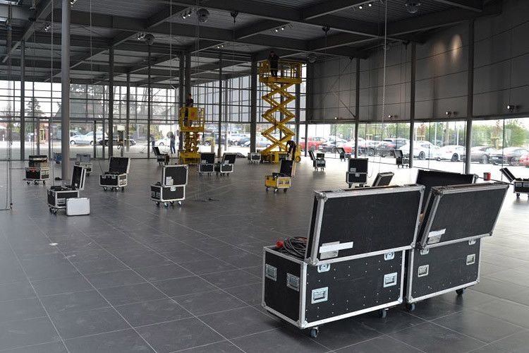 ... denn der Ausstellungsraum wird für die anstehenden Feierlichkeiten benötigt. (Foto: Michel)