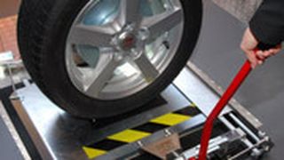 Mit dem Febi-Gelenkspieltester lässt sich der Verschleiß der Lenkungsteile an Vorder- und Hinterachse überprüfen. (Archiv: Vogel Business Media)