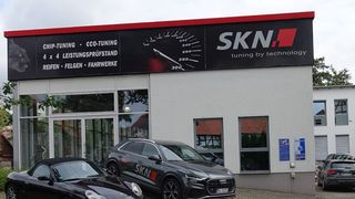 Wirkten auf einige „Normal“-Kunden eher abschreckend: die teils hochwertigen, für eine Leistungsoptimierung vorgesehenen Fahrzeuge. (Jakob Schreiner/»kfz-betrieb«)