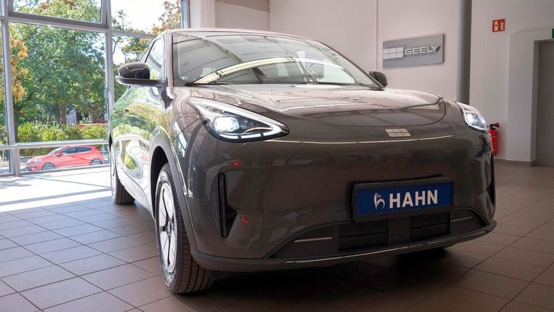 Gewartet und repariert werden die Fahrzeuge im gegenüberliegenden Servicebetrieb. (Bild: Hahn-Gruppe)