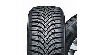 V-Profil und viele Lamellen: Der Hankook Winter Icept RS 2 ist ein typischer moderner Winterreifen. (Foto: Hankook)
