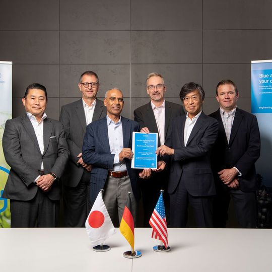 Vertreter der Geschäftsführung von CF, Mitsui und Thyssenkrupp Uhde nach der Vertragsunterzeichnung: Junji Fukuoka, Dr. Dennis Lippmann, Ashraf Malik, Dr. Cord Landsmann, Manabu Miyamoto, Erik Mayer (v. l. n. r.).(Bild:  Thyssenkrupp)