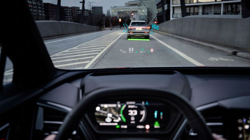 Funktionen wie das Head-up-Display – Audi Q4 e-tron – sind bereits an der Windschutzscheibe angebracht. Für das autonome Fahren wird die Scheibe noch intelligenter. (Bild:  Audi)