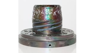 Sieht Ihr Folienblaskopf nach der Fertigung ungefähr so aus, und Sie wollen wieder einen sauberen? Dann lohnt sich der Besuch von Schwing Technologies auf der Fakuma in der Halle A3 am Stand 3112, denn die Experten haben Reinigungssysteme entwickelt, die Blasköpfe bis zu einem Durchmesser von 1,7 m thermisch von Kunststoffresten befreien, heißt es. (Schwing Technologies)