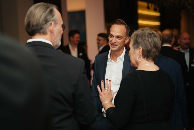 Markus Klein (M.) von Google Cloud Security ist gut angekommen und schon im Gespräch mit Peter Schmitz und Elke Witmer-Goßner (beide Vogel IT-Medien). (Bild: Manuel Emme Fotografie)
