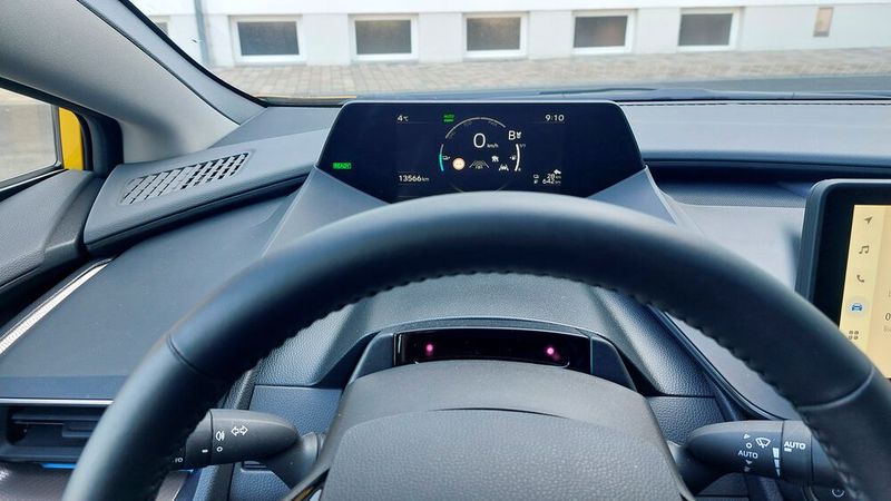 4. Das Fahrerdisplay: Das weit nach hinten versetzte Fahrer-Informations-Display über dem Lenkrad, das quasi als Head-up-Display-Ersatz dient, konnte auf den Testfahrten nicht wirklich überzeugen. Das Lenkrad musste unnatürlich weit nach unten verstellt werden, um die Informationen auf dem Display ablesen zu können.  (Bild: Mauritz – VCG)