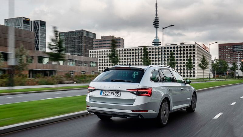 Knapper Sieg in der Mittelklasse für den Skoda Superb Combi mit 49,8 Prozent. (Bild: ampnet/Skoda)