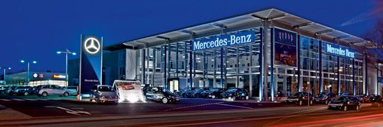 Von außen ist Kunzmann ein Autohaus aus Glas und Beton, innen aber ein digitales Autohaus.(Bild:  Matthias Hau)